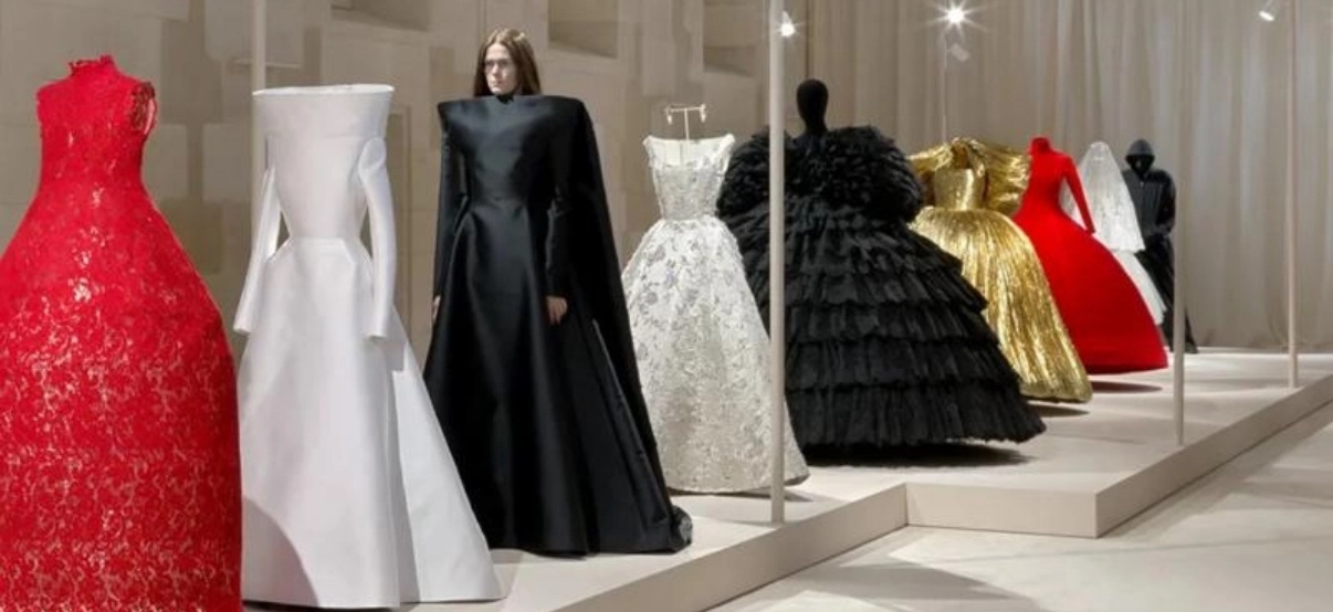 10 години в Balenciaga: прощална изложба в чест на Демна Гвасалия в Париж